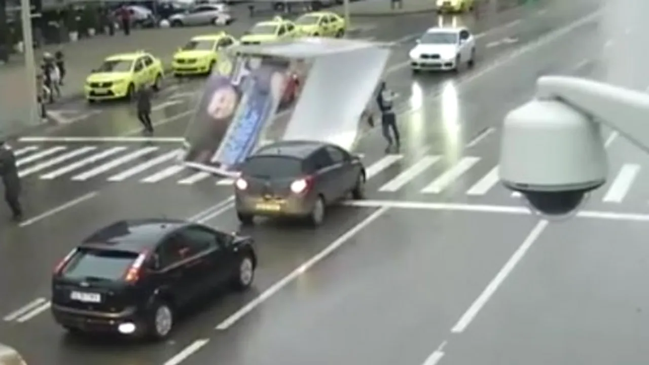 Bărbatul din Iași, lovit de un panou publicitar luat de vânt, a murit la spital