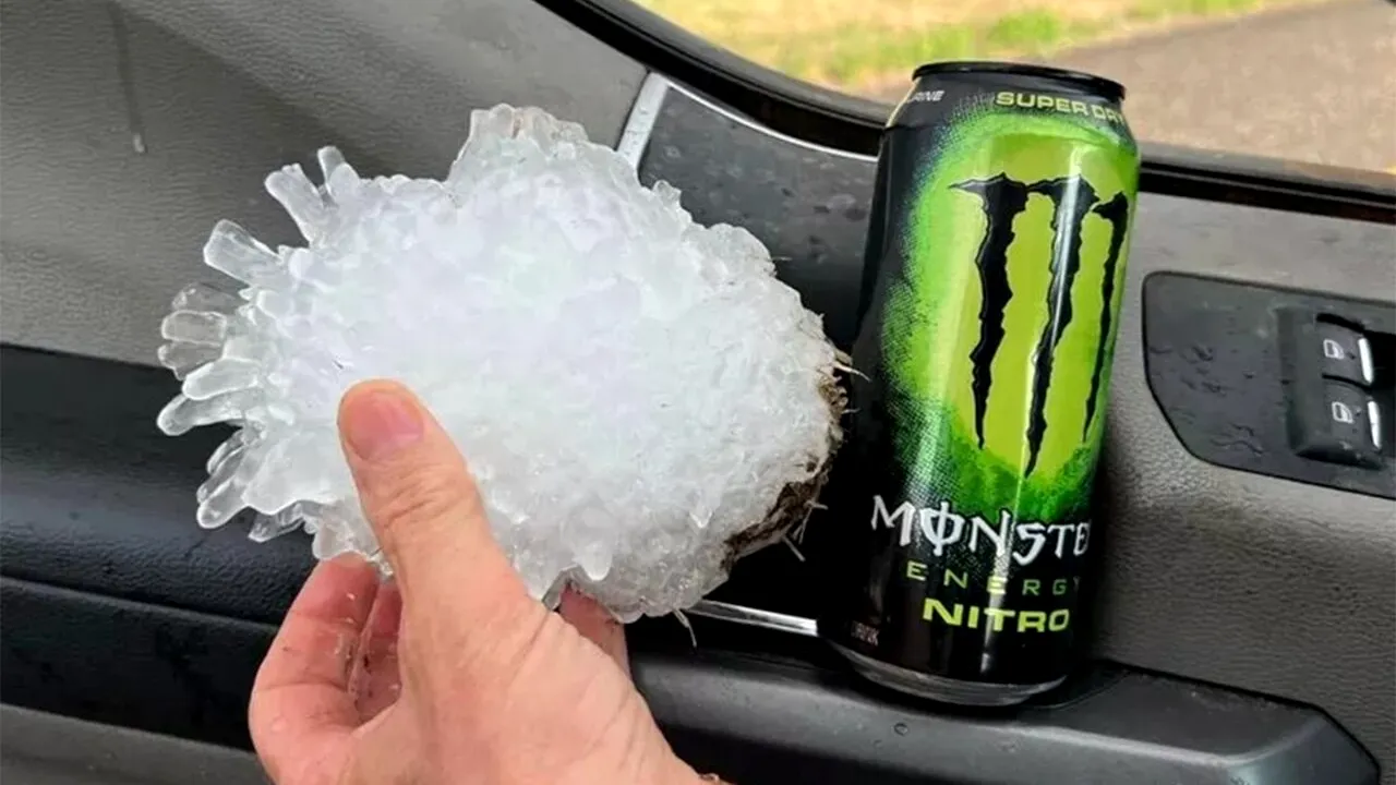 A plouat cu grindină gigantică, de mărimea unui ananas. Imagini realizate de un localnic îngrozit