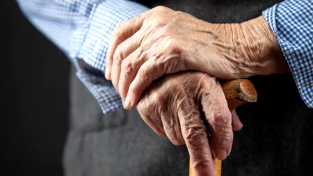Badantă din România, acuzată că a hărțuit și jefuit timp de 10 ani un pensionar italian / I-a luat ambele apartamente și l-a obligat să trăiască din 50 de euro pe lună
