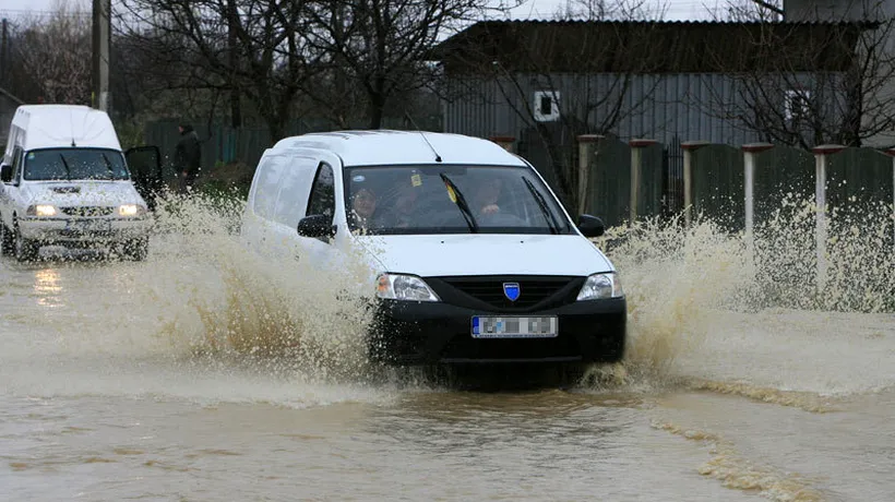 Inundații în Mehedinți. Sute de hectare de teren au fost afectate. Drumuri impracaticabile în urma ploilor