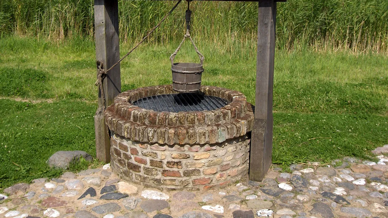 La un pas de tragedie: un bărbat de 30 de ani a căzut într-o FÂNTÂNĂ adâncă de 10 metri