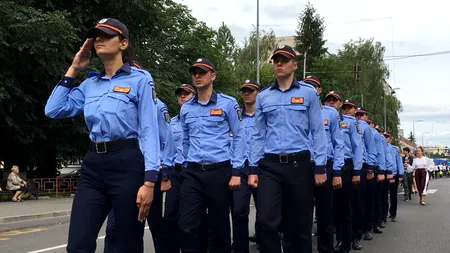 Drapel lung de 100 de metri, purtat pe mâini de 100 de tineri din Câmpina