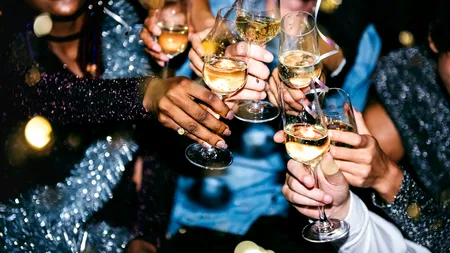 Românii își planifică din timp petrecerea de REVELION. Locurile la restaurante și circuitele în destinații de lux se epuizează rapid
