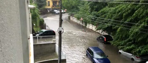 Străzi și subsoluri din Cluj-Napoca, INUNDATE în urma unei ploi torențiale