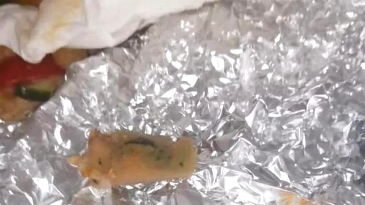 Bandaj îmbibat cu sânge găsit într-o chiflă, la un restaurant din Gorj: „Mi-e teamă că am luat vreo boală”  