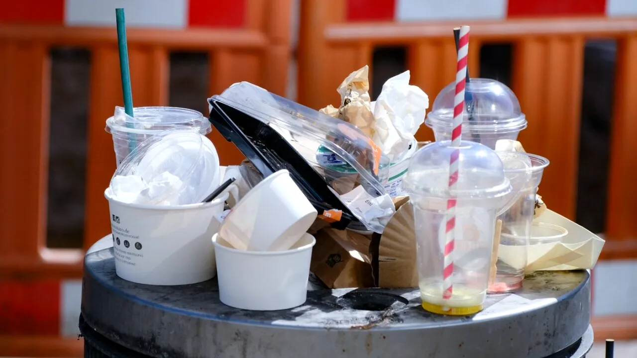 SALUBRIZARE Sector 5 le cere comercianților să păstreze curățenia în fața magazinelor (P)