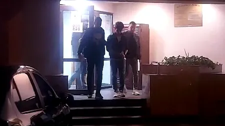 Arestat pentru tentativă de omor. Un tânăr din București a înjunghiat un un bărbat cu o MACETA de jumătate de metru
