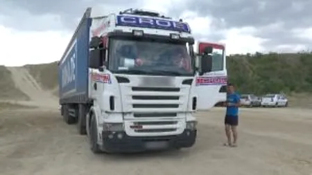 FOTO | Cu TIR-ul pe plaja sălbatică de la Corbu. Dialogul șoferului cu un turist care l-a luat la rost: ”Nu scrie nicăieri că e interzis”