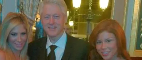 Fostul președinte al SUA, Bill Clinton, surprins la braț cu două staruri din filme pentru adulți. FOTO