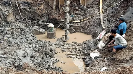 Băiețelul vietnamez de 10 ani, care căzuse pe 31 decembrie într-un stâlp îngust, a fost declarat mort. Autoritățile încearcă să aducă trupul copilului la suprafață