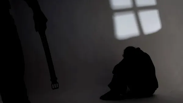 Caz ȘOCANT în Constanța. Un minor cu dizabilități a fost ținut într-un grajd de tatăl său. „Mănâncă pufuleți”