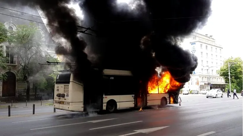 REACȚIE. Un troleibuz a ars ca o torță în centrul Bucureștiului. Gabriela Firea: „E strigător la cer. Sper ca cei care blochează licitațiile să vadă această imagine”