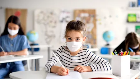 8 ȘTIRI DE LA ORA 8. Elevii revin la școală cu prezență fizică în două scenarii, în funcție de rata de infectare cu SARS-CoV-2