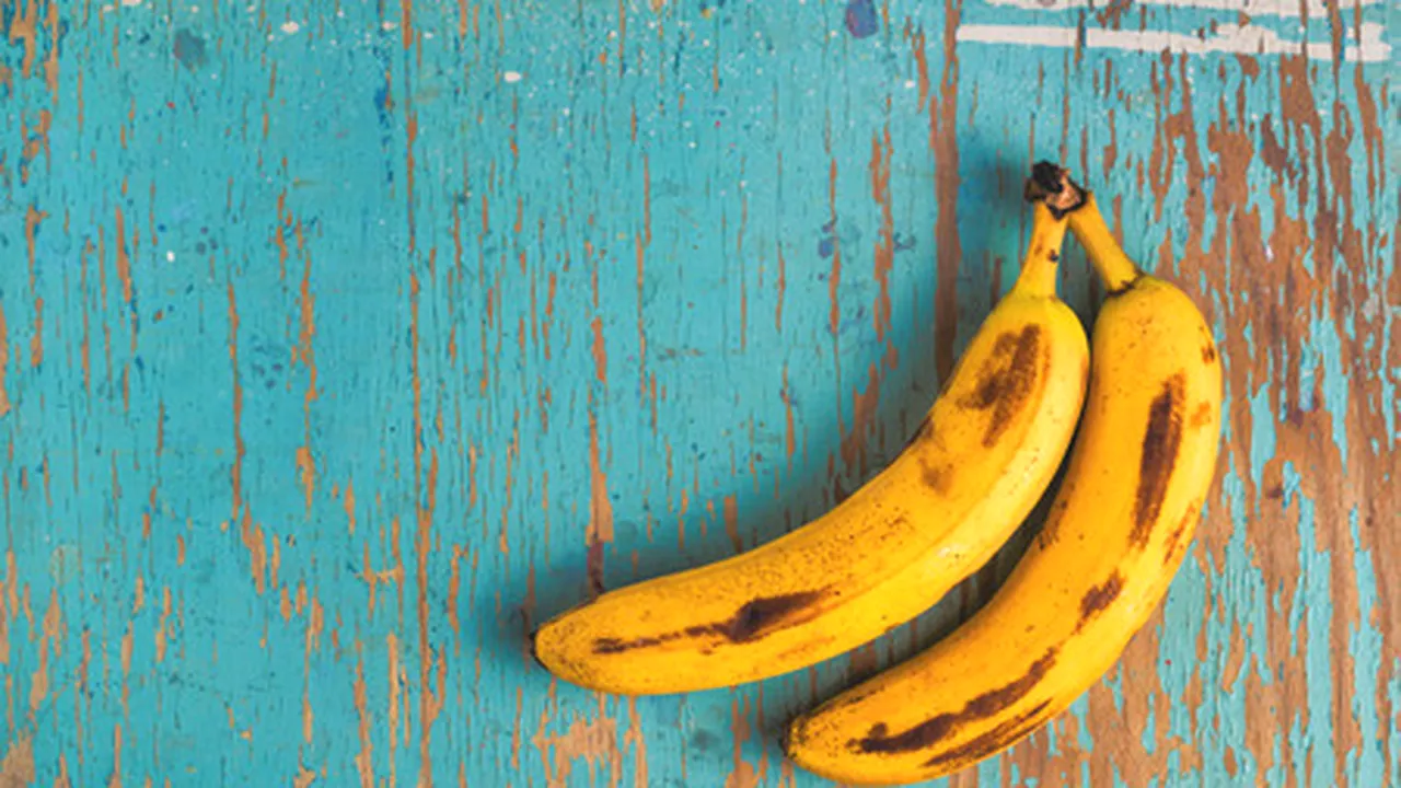 Ce a găsit o femeie în punga cu BANANE de la supermarket. Autoritățile au mers imediat la ea acasă!