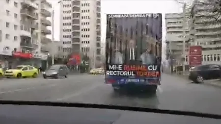 Un camion cu bannere anti-Toader circulă de trei zile prin Iași. MESAJUL scris pe acestea VIDEO