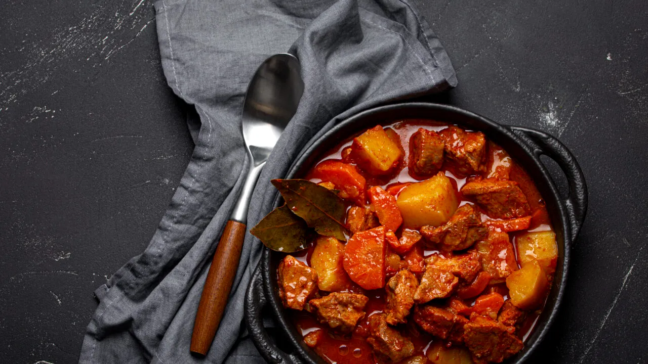 Rețetă ardelenească de gulaș de porc cu cartofi. Ingredientele care îi dau un gust aparte