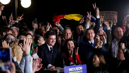 Simpatizanții lui Nicușor Dan s-au strâns la sediul de partid și îi scandează numele. Primul exit-poll îl dă câștigător cu 54.10%