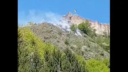 Zeci de turiști evacuați în urma unui incendiu izbucnit lângă Cetatea Poenari 