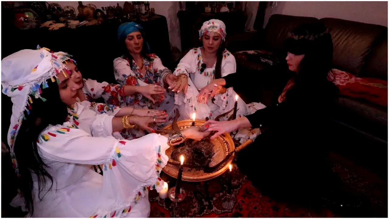 O femeie din Marea Britanie venit în România pentru a deveni VRĂJITOARE. Este convinsă că fantoma fostului soț o bântuie