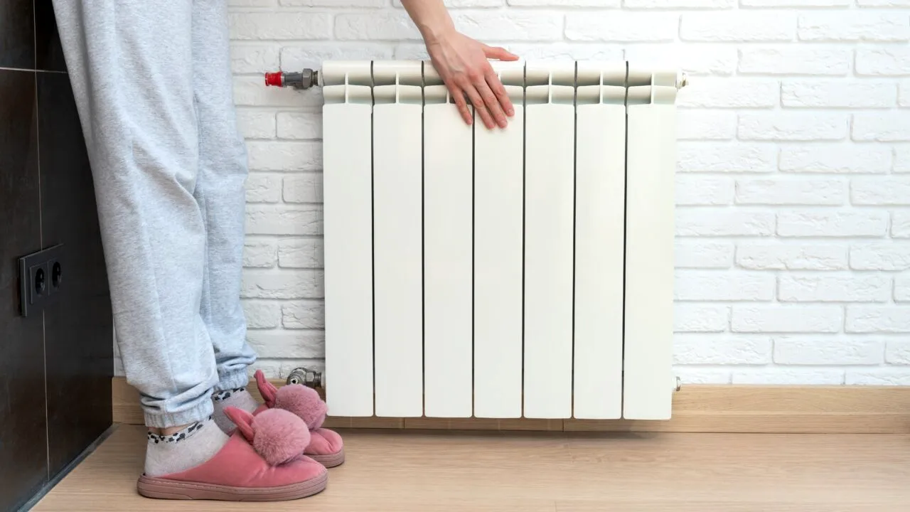 Cum păstrezi căldura în dormitor pe timpul iernii. Trucurile ieftine oferite de un specialist