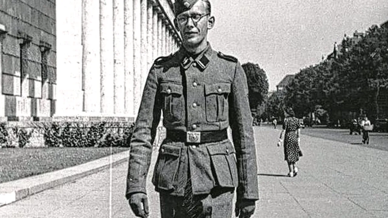 Pare un bătrân obișnuit, dar trecutul său este pătat cu sânge. Când va începe procesul „contabilului morții