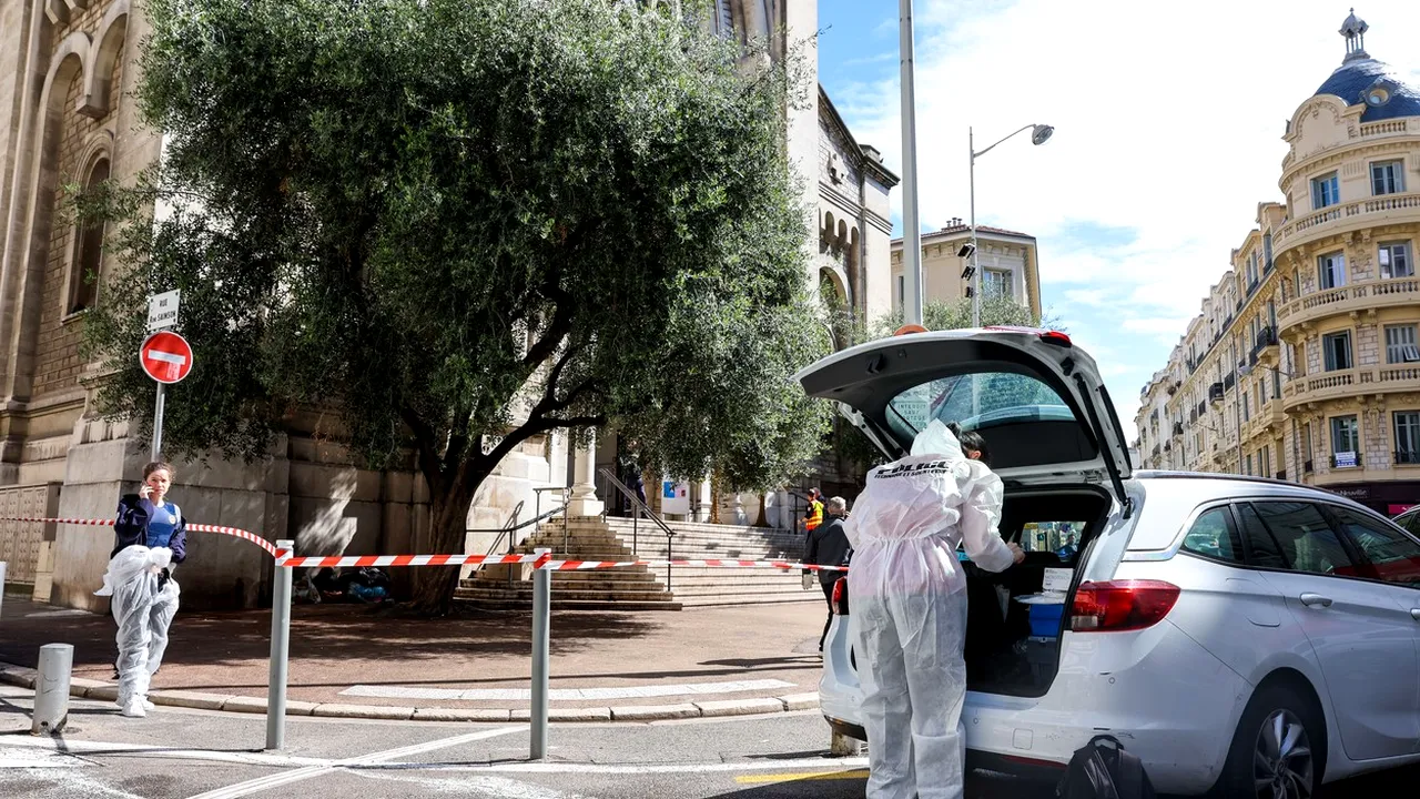 Un preot a fost atacat cu un cuțit într-o biserică din Franța. O călugăriță a sărit să îl salveze