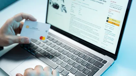 Un tânăr comanda haine și telefoane pe eMAG, iar apoi returna cutii goale sau cu alte obiecte în ele. A dat o ȚEAPĂ de 25.000 de lei, dar a fost prins