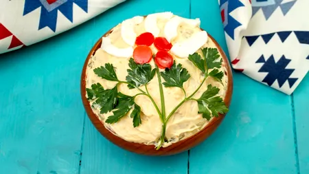 Cu ce ingredient să înlocuiești maioneza clasică din salata de boeuf. Alternativă sănătoasă preparată în casă