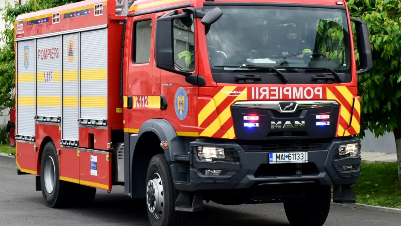 Incendiu devastator în județul Vâlcea. Un bărbat a murit, o femeie a ajuns la spital