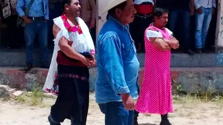 Un primar a fost umilit de locuitorii care l-au votat, după ce nu și-a respectat promisiunile electorale / Bărbatul, obligat să poarte haine de damă și să ceară donații la șoferi - VIDEO