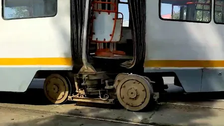 VIDEO | Un tramvai a deraiat și s-a rupt în două în Capitală