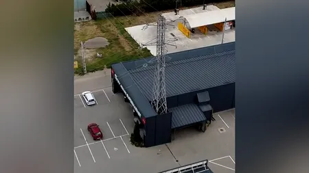 BUZĂU. Magazin construit în jurul unui stâlp de electricitate. Proprietarul este fiul primarului din localitate