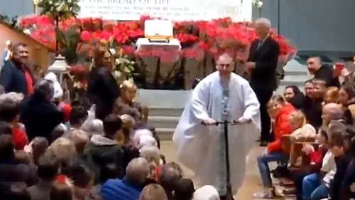 Viralul Zilei: Preotul care și-a amuzat enoriașii părăsind biserica pe trotinetă - VIDEO 