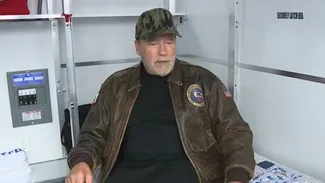 În 2021, Arnold Schwarzenegger a donat 250.000 de dolari pentru veteranii fără adăpost din Los Angeles. Au fost construite 25 de „căsuțe” cu paturi, aer condiționat și uși pe care cei cazați să le poată încuia: „Mi-ai salvat viața!”