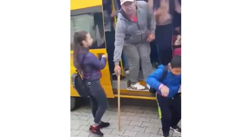 Bărbat filmat în timp ce transporta un topor în microbuzul școlar, printre elevi. Director de școală: E o unealtă cu care copiii sunt obișnuiți - VIDEO