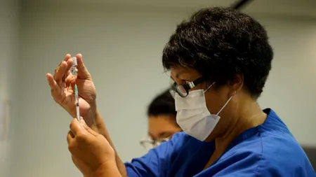 Un bărbat din Noua Zeelandă s-a vaccinat de zece ori într-o zi. El ar fi primit bani să se imunizeze în locul altor persoane