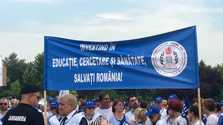 200 de profesori protestează la Parlament și amenință că închid școlile din 12 iunie