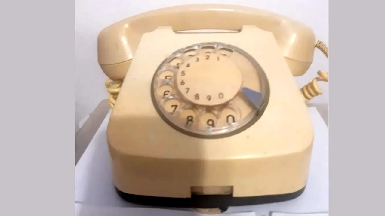 Vezi dacă îl găsești pe acasă sau pe la bunici! Cu câți lei se vinde acum, în 2022, celebrul telefon fix de pe vremea lui Ceaușescu
