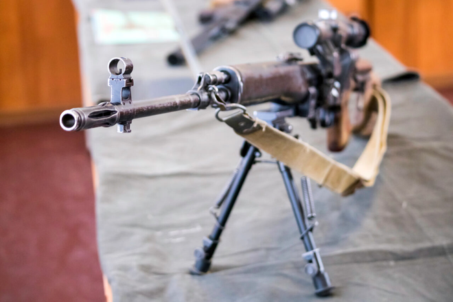 „Bătrâna Dragunov”- o pușcă rusească cu lunetă. Sursa Foto: Shutterstock 