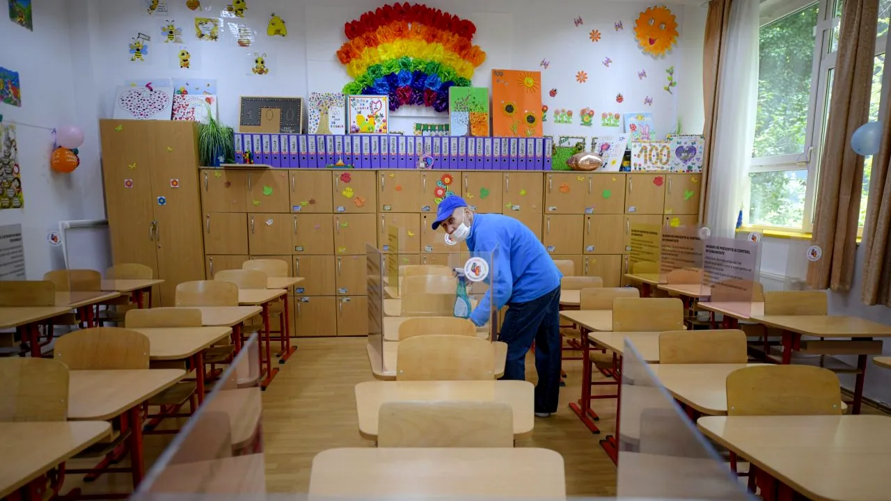 Care sunt scenariile decise de CMBSU în care școlile funcționează în anul școlar 2021-2022. 8 unităţi de învăţământ vor avea cursuri exclusiv online