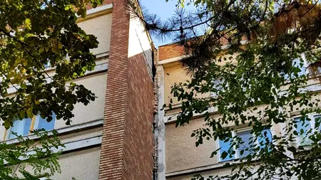 BLOC FISURAT de sus până jos și crăpături URIAȘE în asfalt la Galați. Locuitorii dau VINA pe muncitorii unui șantier din zonă