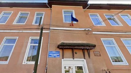 Tavanul unei săli de clasă s-a prăbuşit. Patru elevi au fost transportați la spital / Primele REACȚII după incident