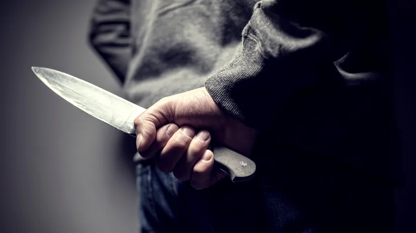 Clipe de coșmar trăite de o femeie în CENTRUL Vechi al Capitalei, după ce un bărbat de 73 de ani a atacat-o din senin cu un cuțit