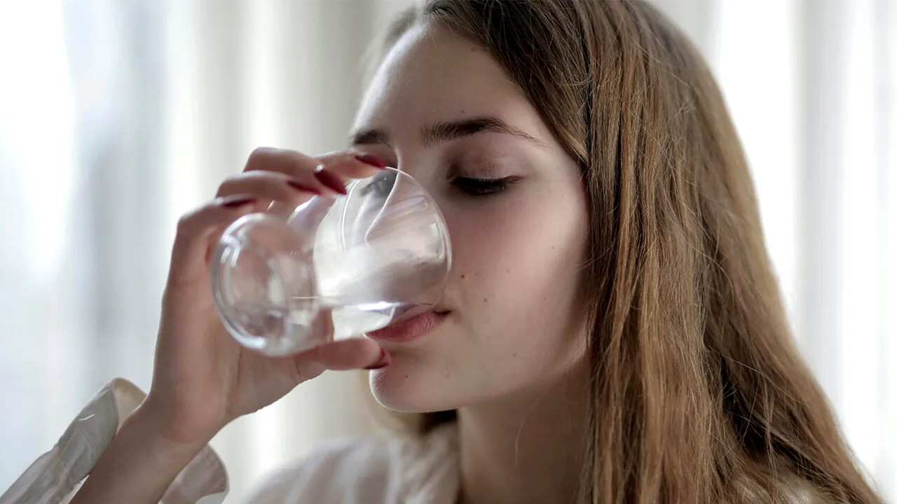 Câți litri de apă trebuie să bei vara, de fapt. Cantitatea zilnica RECOMANDATĂ de medici