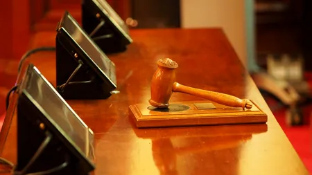 Părinții unor elevi din Cluj, obligați să îi plătească 30.000 de lei unei profesoare. Femeia a fost ironizată de copii pe Facebook și WhatsApp