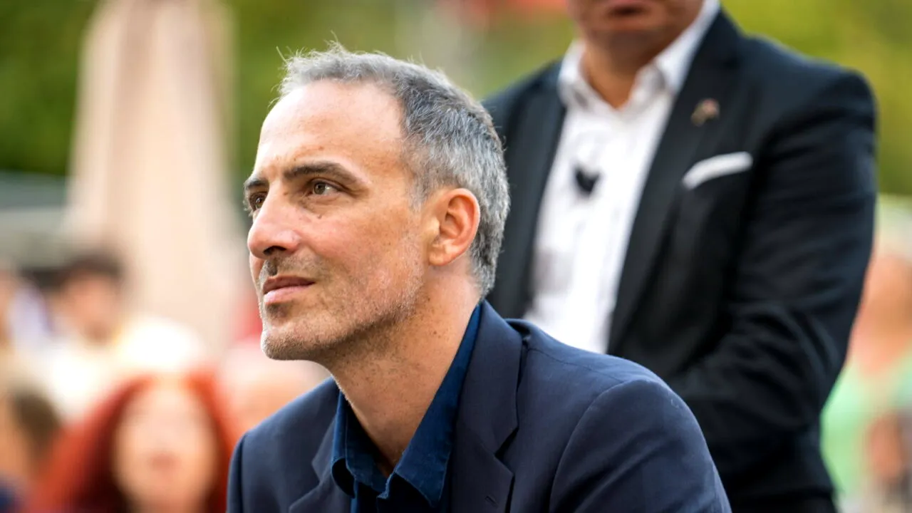 Cine este Raphaël Glucksmann, politicianul francez care speră să o înfrângă pe Marine Le Pen la alegerile prezidențiale din Franța