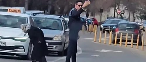 Un polițist rutier din Ploiești a oprit mașina de examen la o trecere de pietoni, pentru a ajuta o bătrânică să treacă strada. Gestul a devenit VIRAL