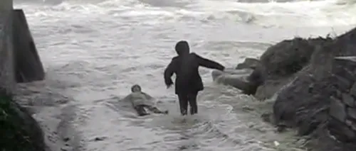 Doi bătrâni, salvați după ce fuseseră luați de un val uriaș, pe o plajă din Franța