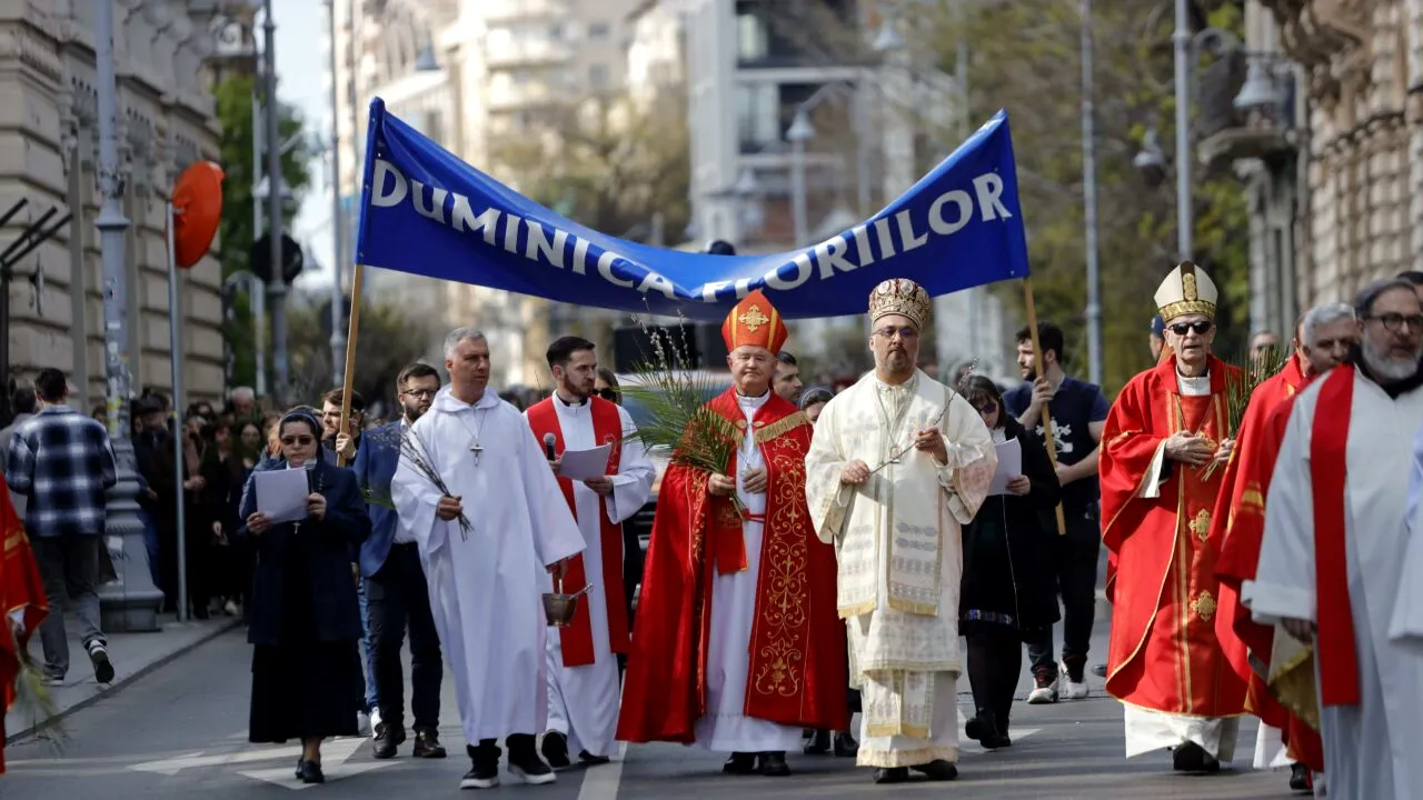 Sute de credincioși au participat la PROCESIUNEA de Florii, organizată de Arhiepiscopia Romano-Catolică în centrul Capitalei