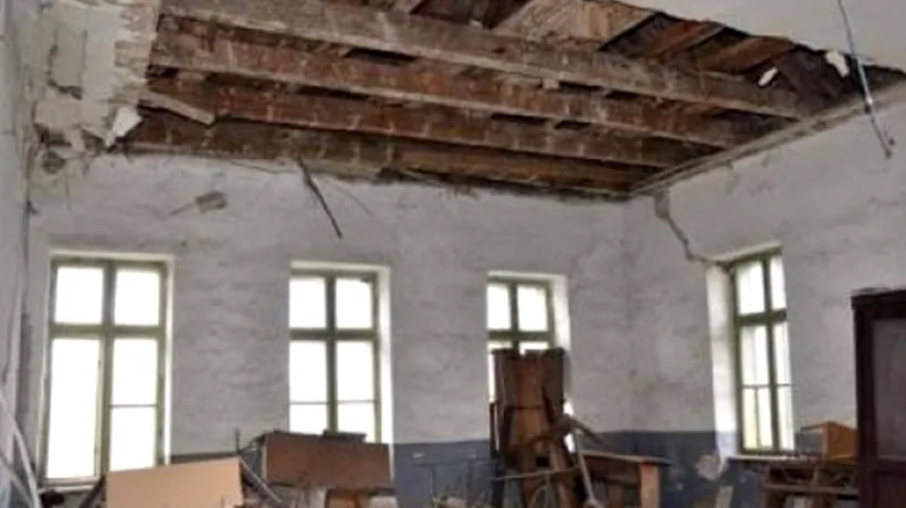 Un bărbat din Constanța, la spital, după ce tavanul unei clădiri aflate în reabilitare s-a prăbușit peste el